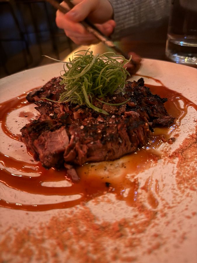 정갈하게 담겨 나온 스테이크