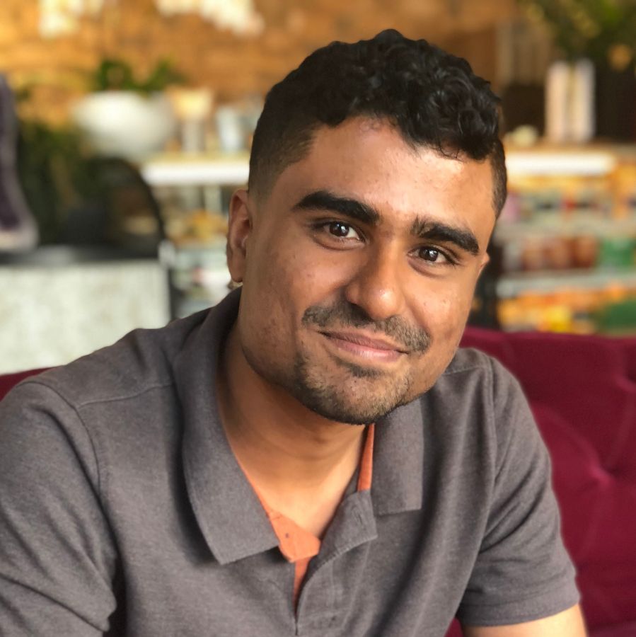 환하게 웃고 있는 사장님의 모습