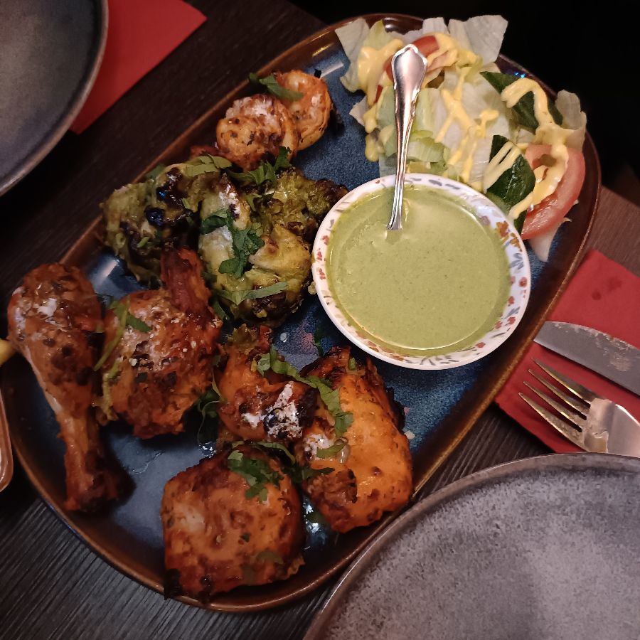 다양한 향신료와 허브로 맛을 낸 인도 요리