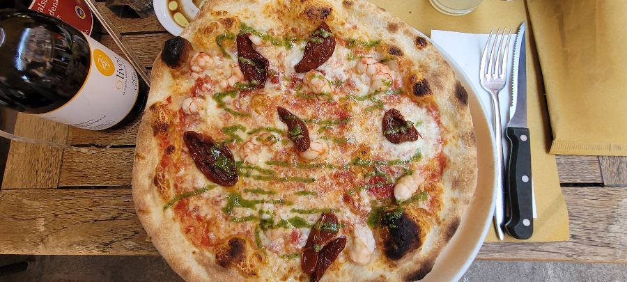 테이블 위에 놓인 토마토 피자