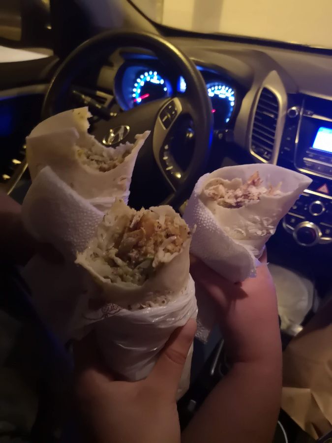 차 안에서 즐기는 샤와르마