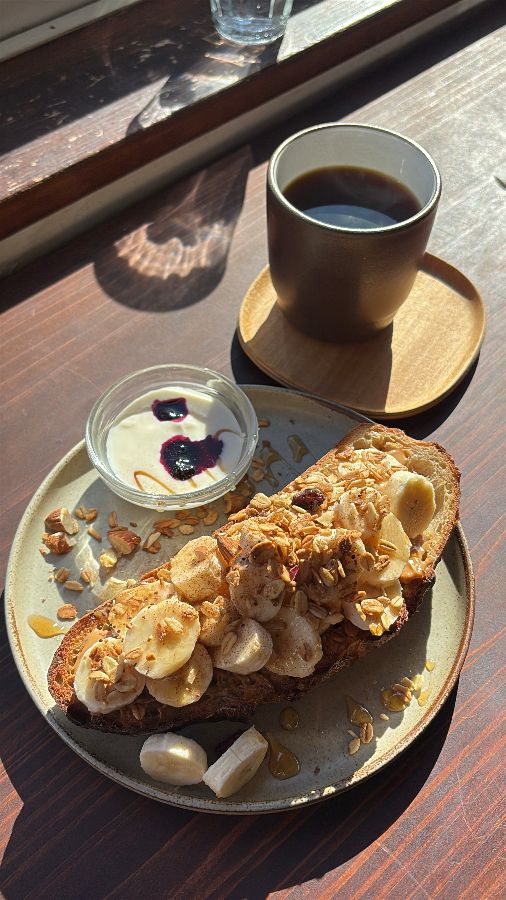 핸드 드립 커피와 피넛버터 바나나 오픈 샌드위치