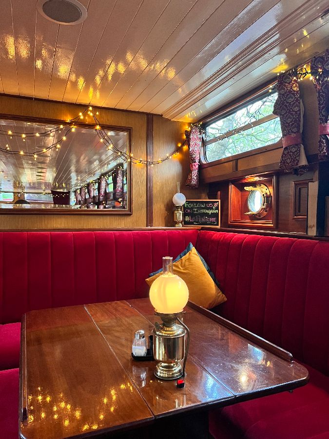 테이블 위 램프와 앤티크한 소품들