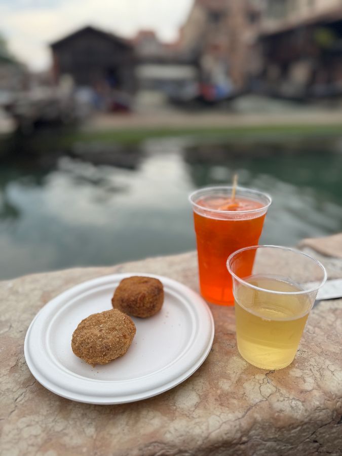 오스테리아 아이 푸니 야외 테이블