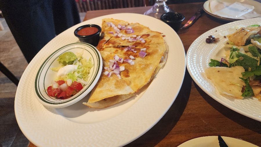 퀘사디아와 소스의 완벽한 조화