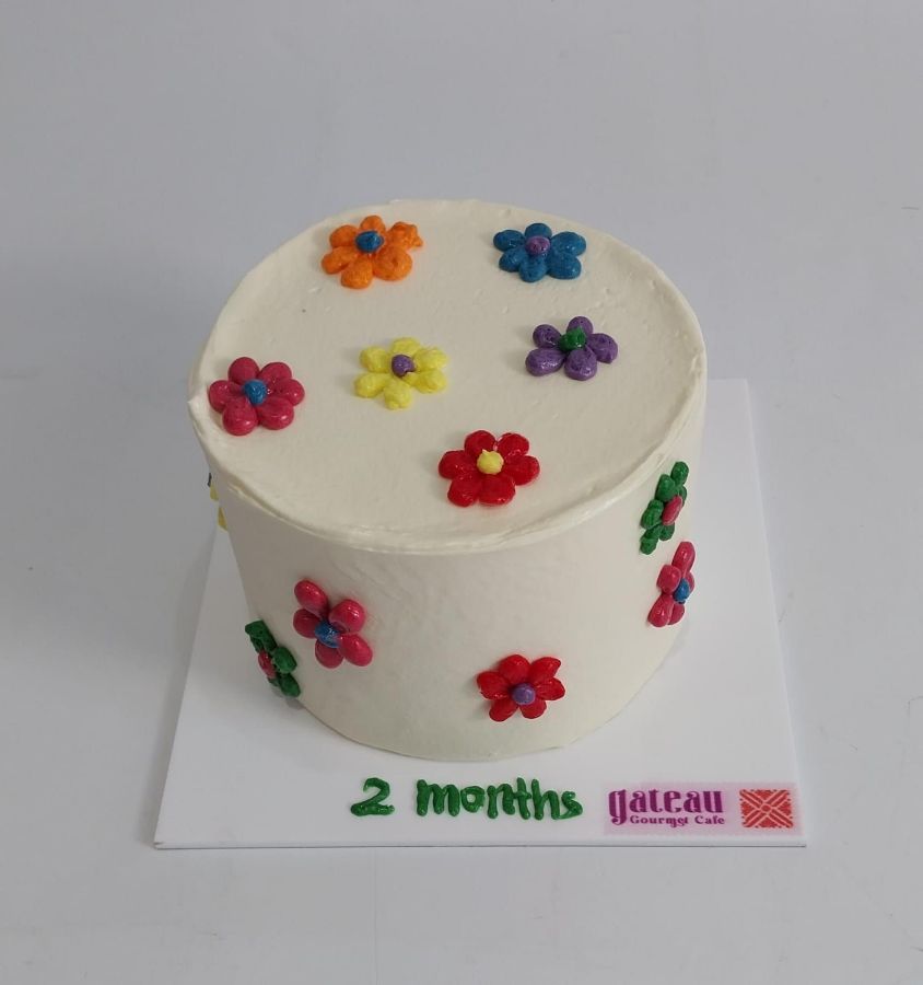 다채로운 색상의 꽃으로 장식된 케이크