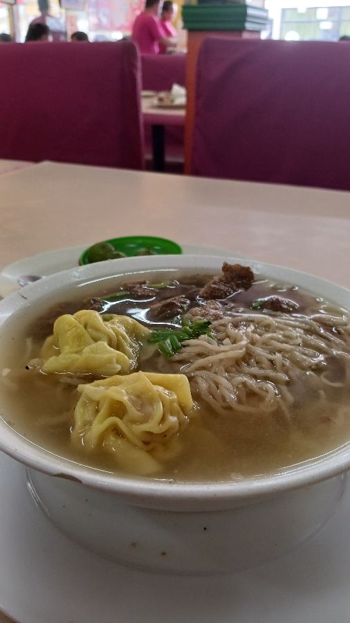 따뜻한 국물이 일품인 소고기 완탕면