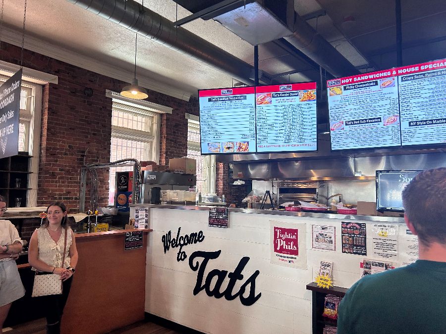 Tat's Delicatessen 카운터