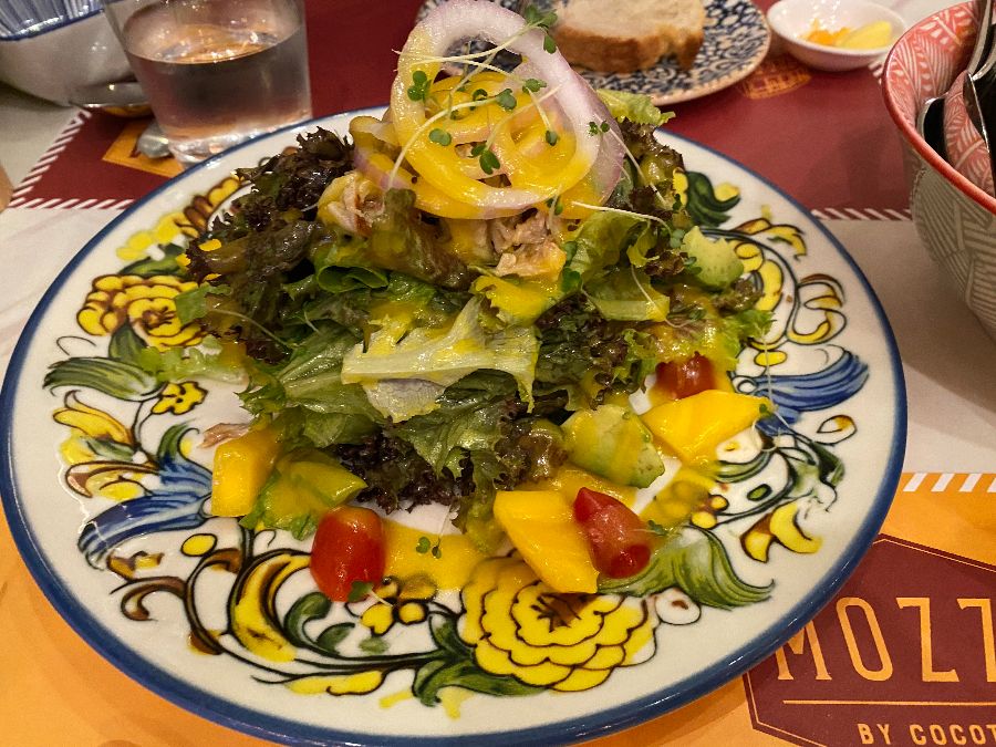 와인잔과 테이블