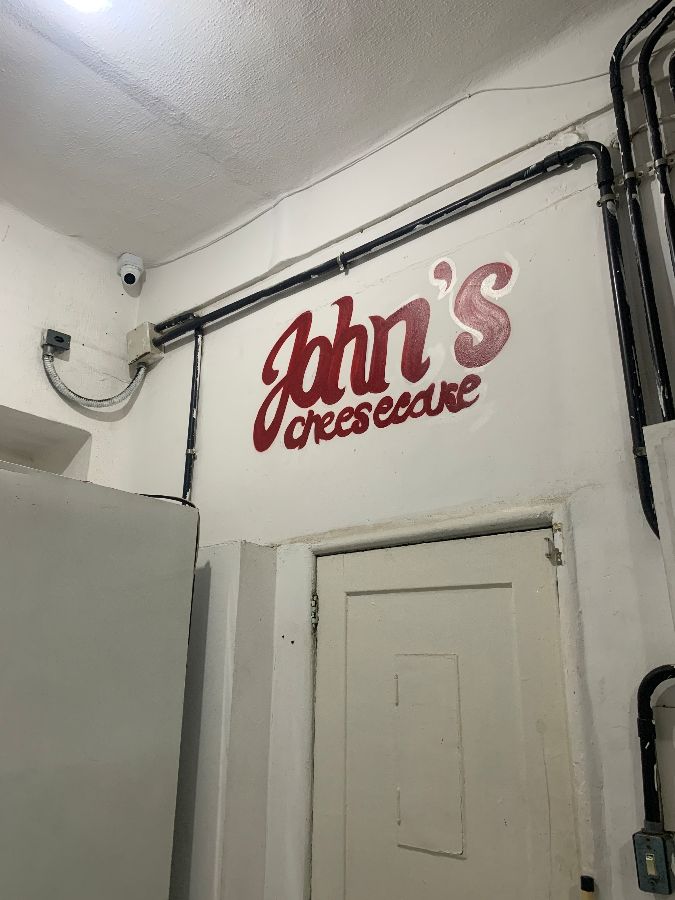 존스 치즈케이크 로고가 새겨진 벽