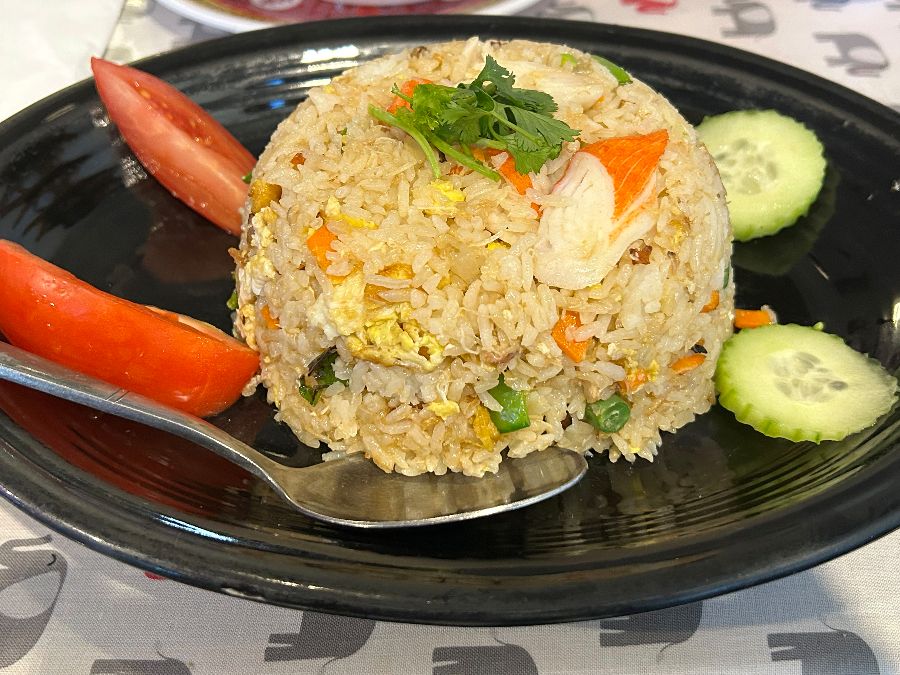 먹음직스러운 게살 볶음밥