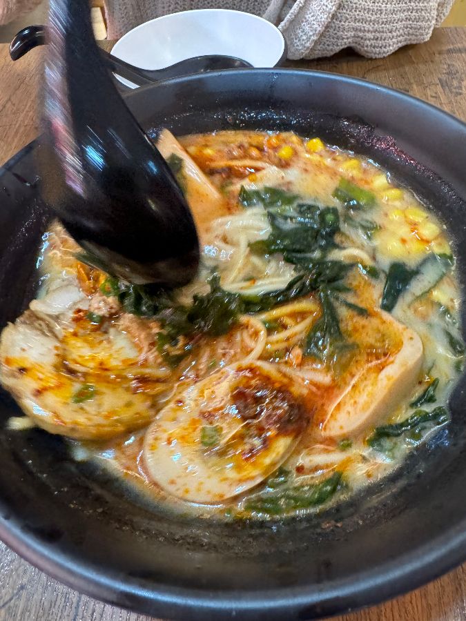 볼케이노 라멘을 맛있게 먹는 모습