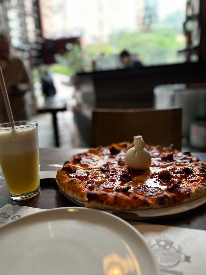 음료와 피자가 놓인 테이블