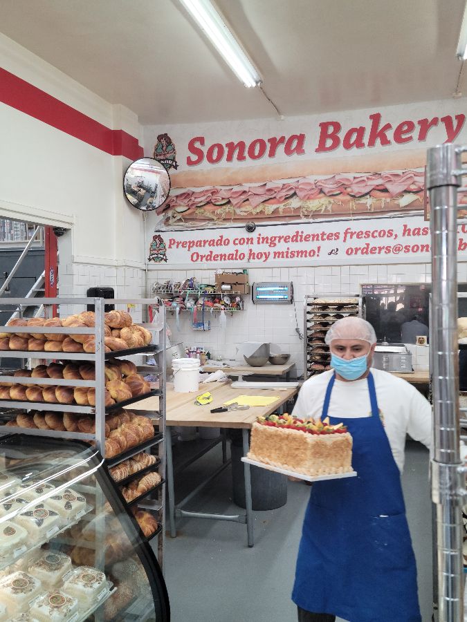 빵을 들고 있는 직원