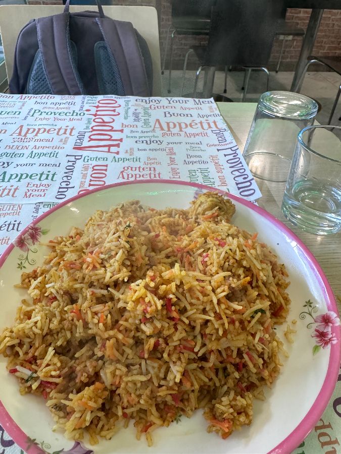 접시에 담긴 비리야니 라이스