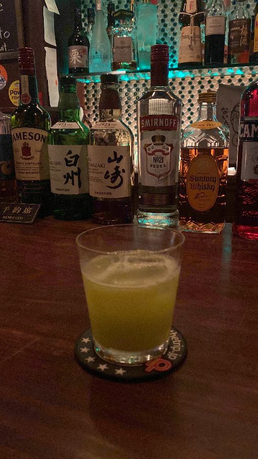 다양한 술병이 진열된 모습