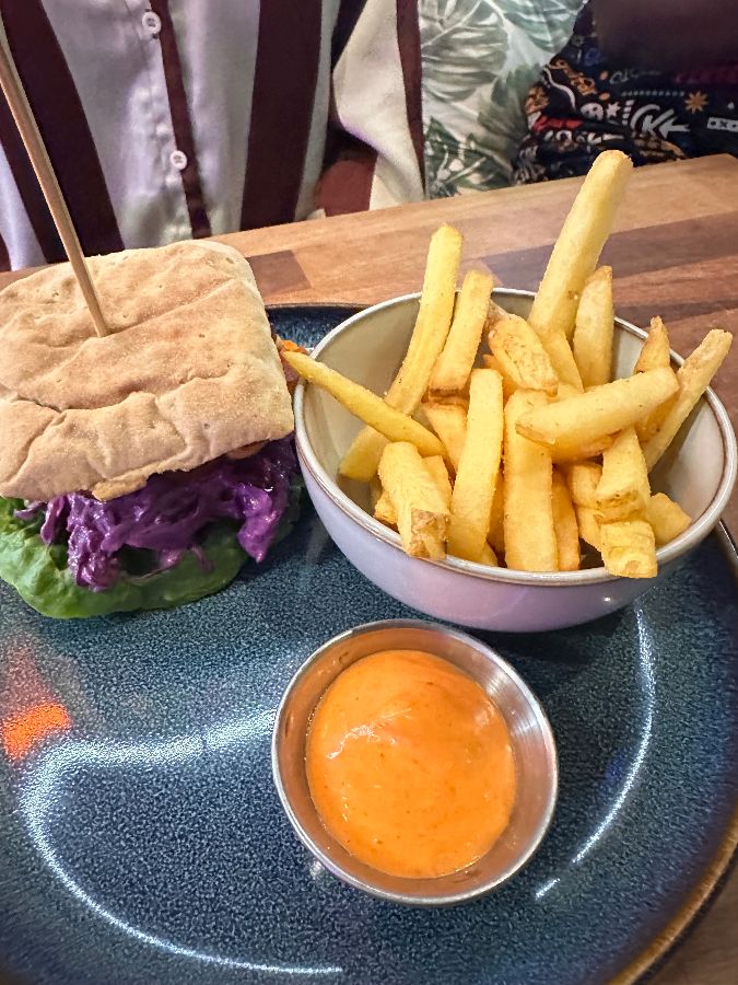 채식 버거와 감자튀김, 소스가 함께 놓인 접시