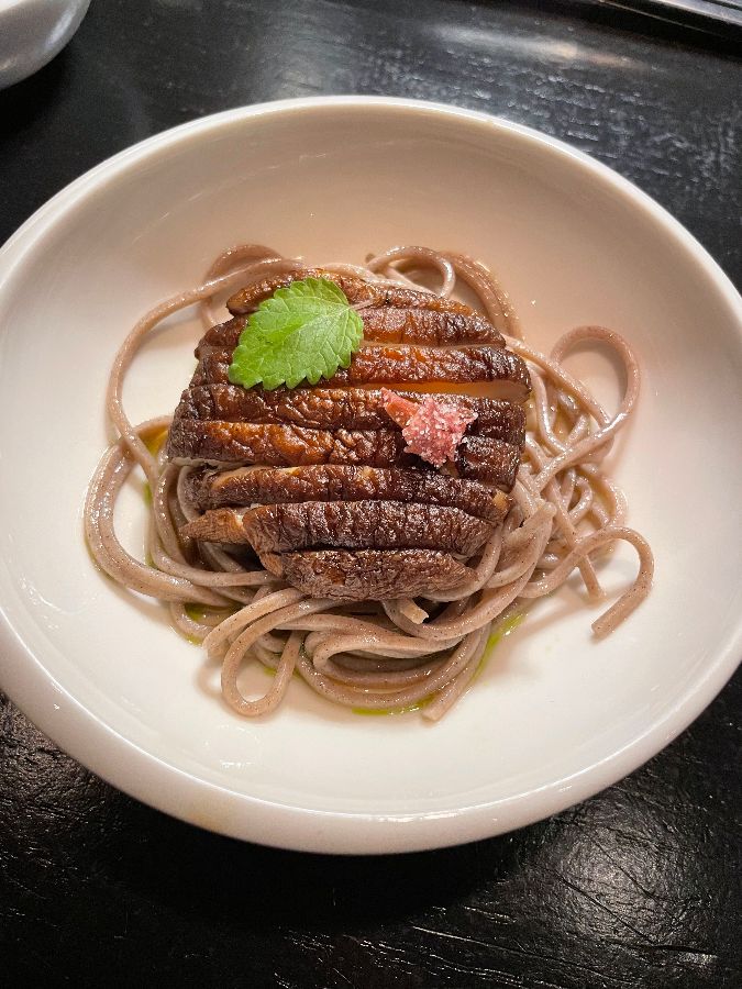 정갈하게 담긴 메밀면 요리