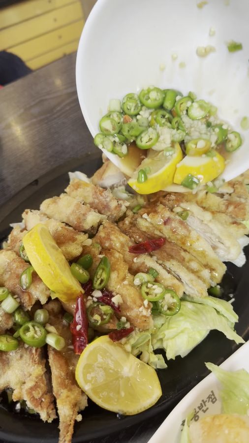 유린기 소스를 붓는 모습