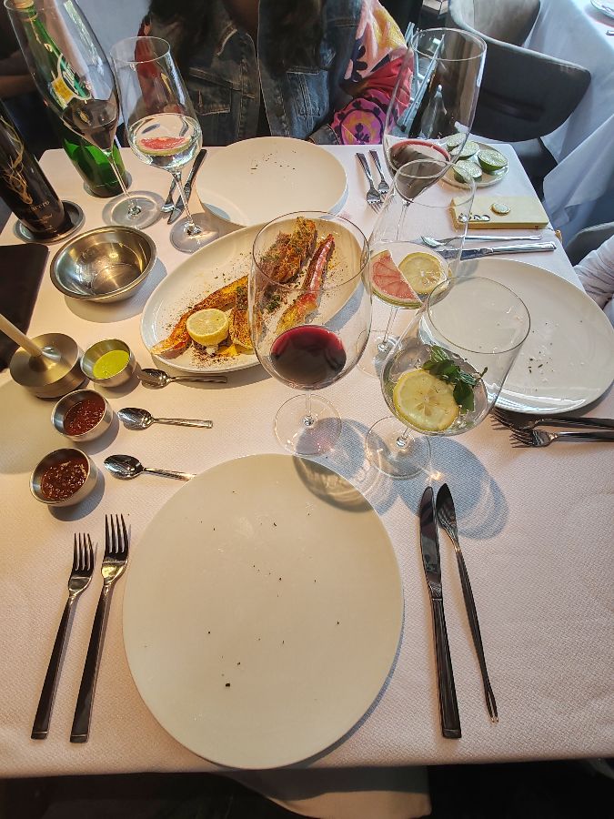 다채로운 요리가 가득한 테이블