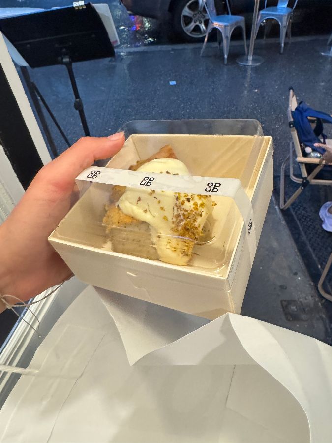 포장 중인 디저트