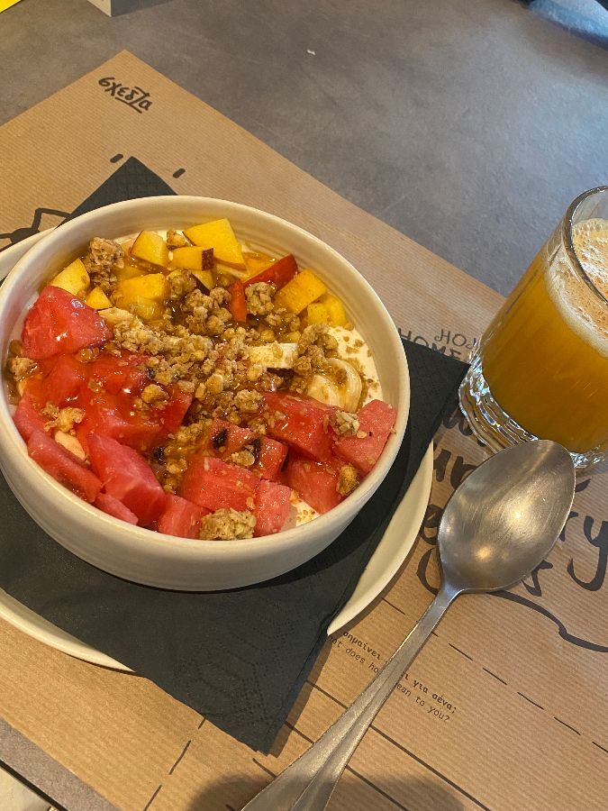 다양한 과일이 들어간 그릭 요거트와 오렌지 주스