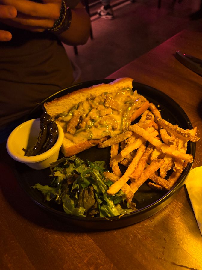 필리 치즈스테이크와 감자튀김