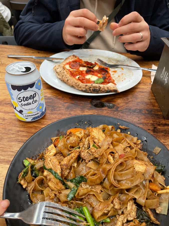 피자와 태국식 볶음면