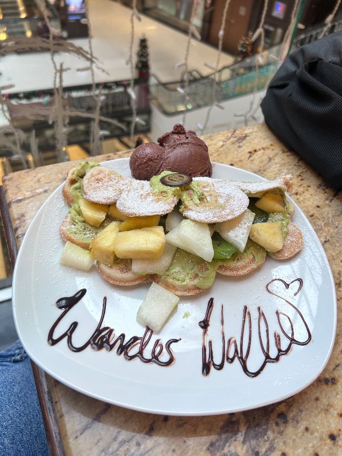 접시에 담긴 와플과 과일, 초콜릿