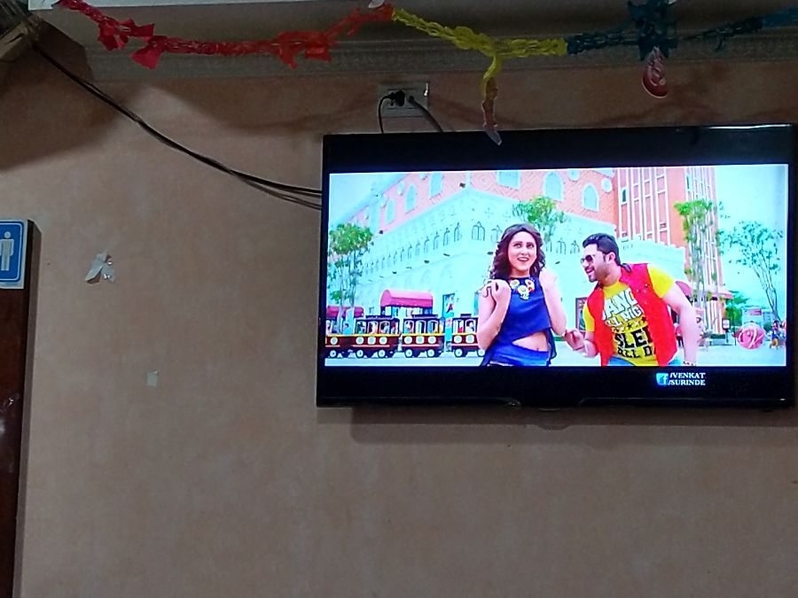 인도 뮤직비디오가 재생되고 있는 TV 화면