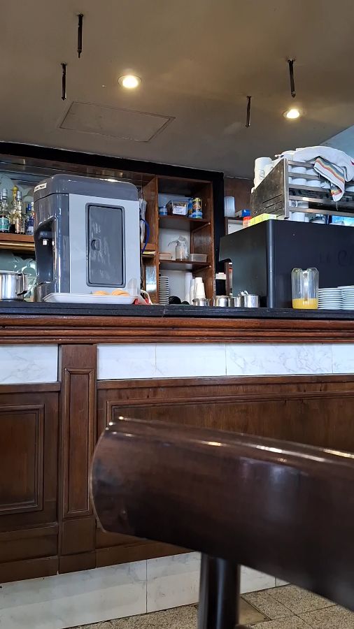 카페 내부 바 테이블