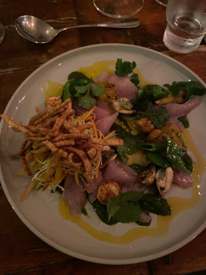 테이블 위에 놓인 음식 사진. 다양한 채소와 해산물이 담긴 샐러드가 놓여 있다.