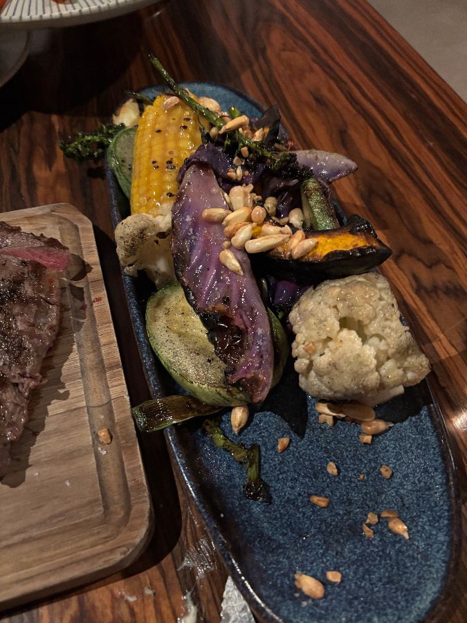 육즙 가득한 스테이크와 구운 야채