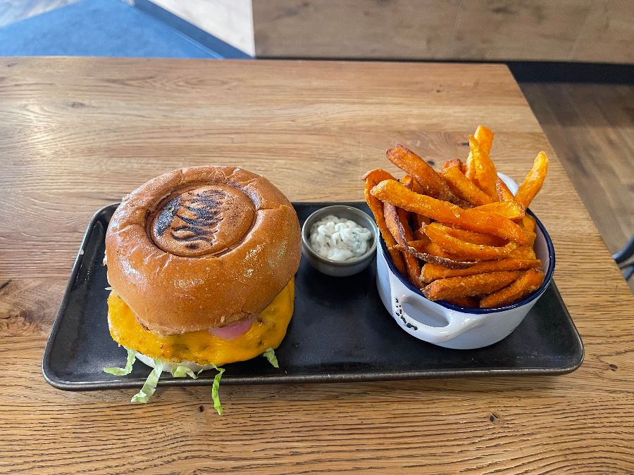 버거와 감자튀김 세트