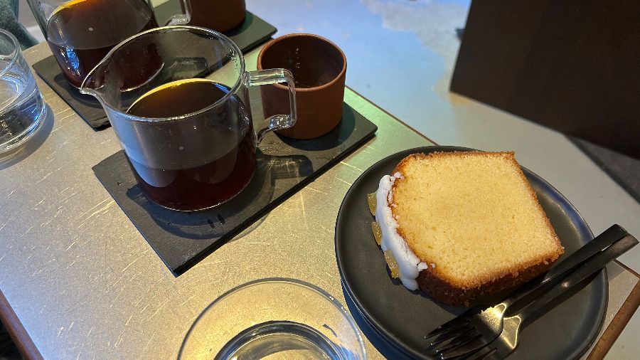 깔끔하게 준비된 커피와 디저트