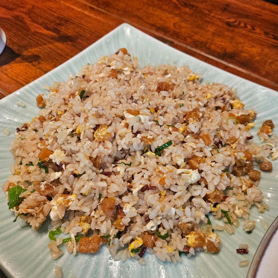 고슬고슬한 볶음밥 위에 톡톡 터지는 송어알