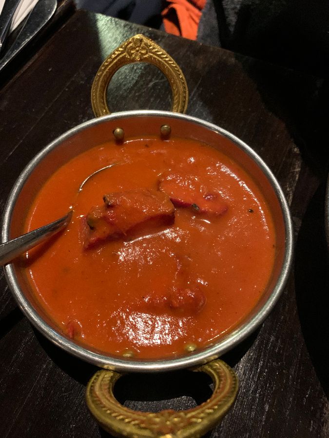 붉은 빛깔의 인도 커리