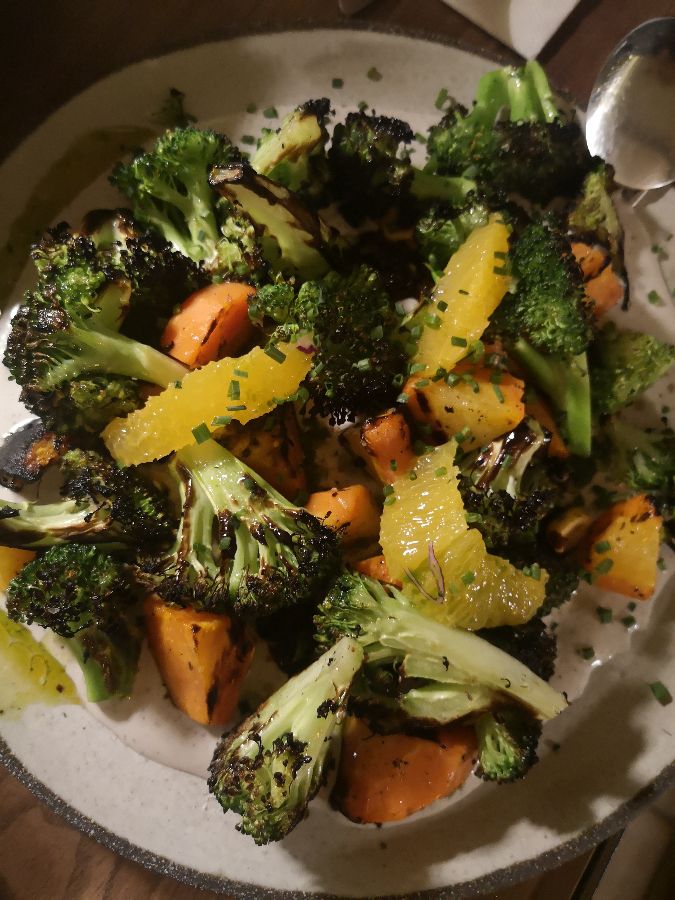 살사 마차를 곁들인 브로콜리니