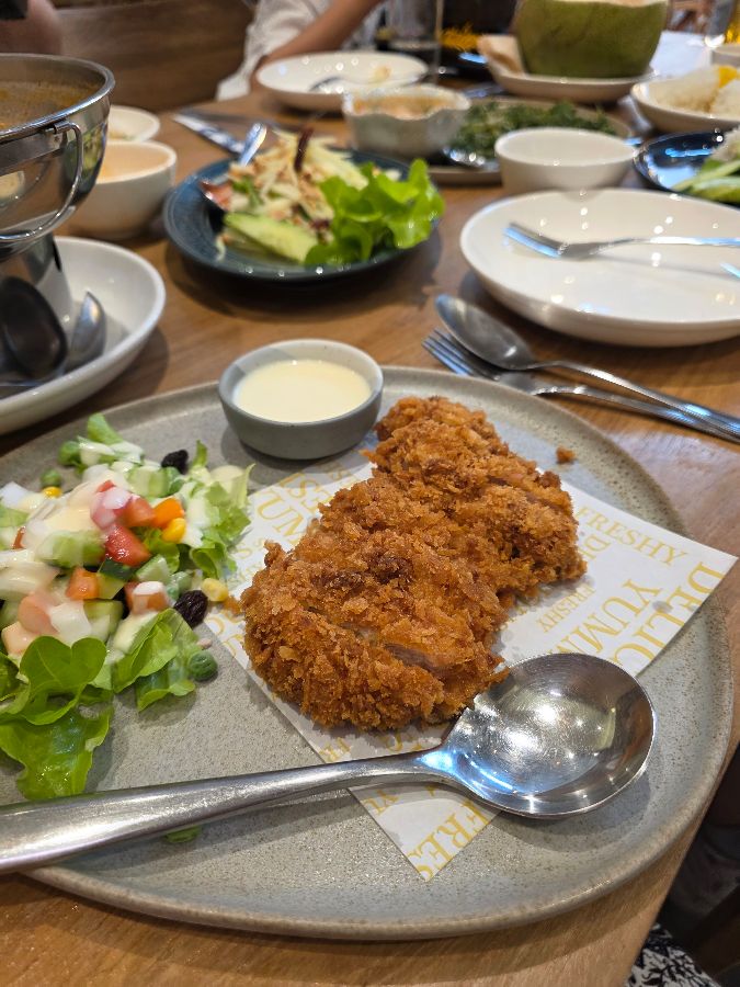 다양한 메뉴가 놓인 테이블