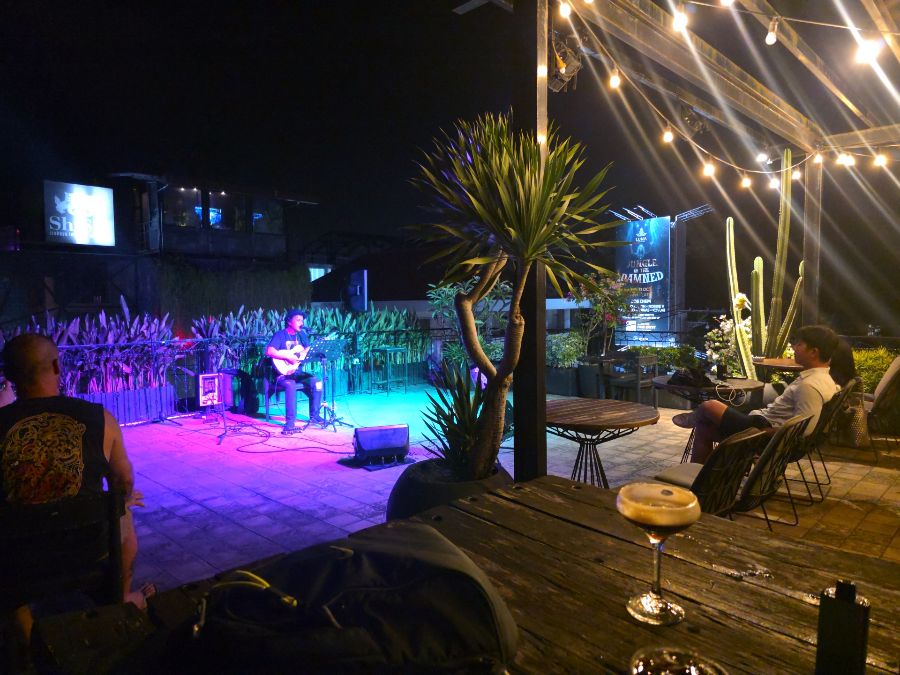 밤에 라이브 공연이 펼쳐지는 무대