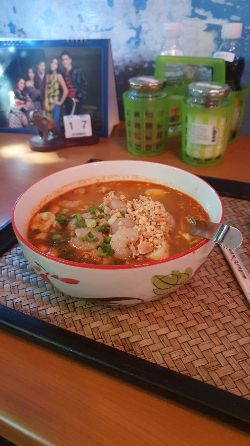 테이블 위에 놓인 똠얌꿍 쌀국수