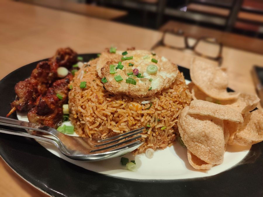 다양한 토핑이 올라간 볶음밥