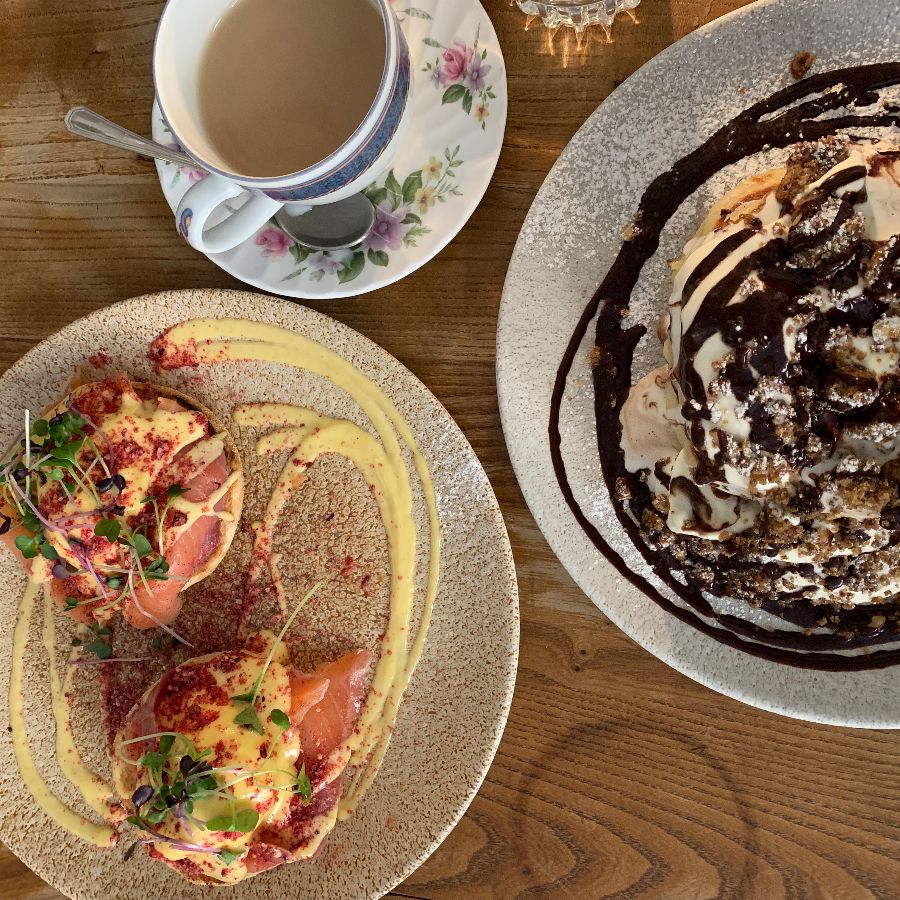 에그 베네딕트와 팬케이크