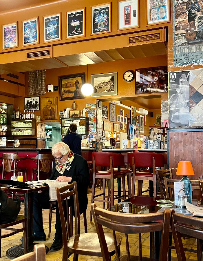 신문을 읽는 현지인