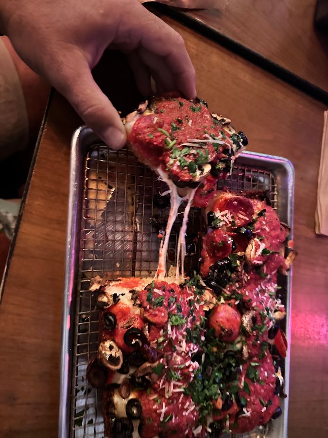 피자 한 조각을 들어올리는 모습