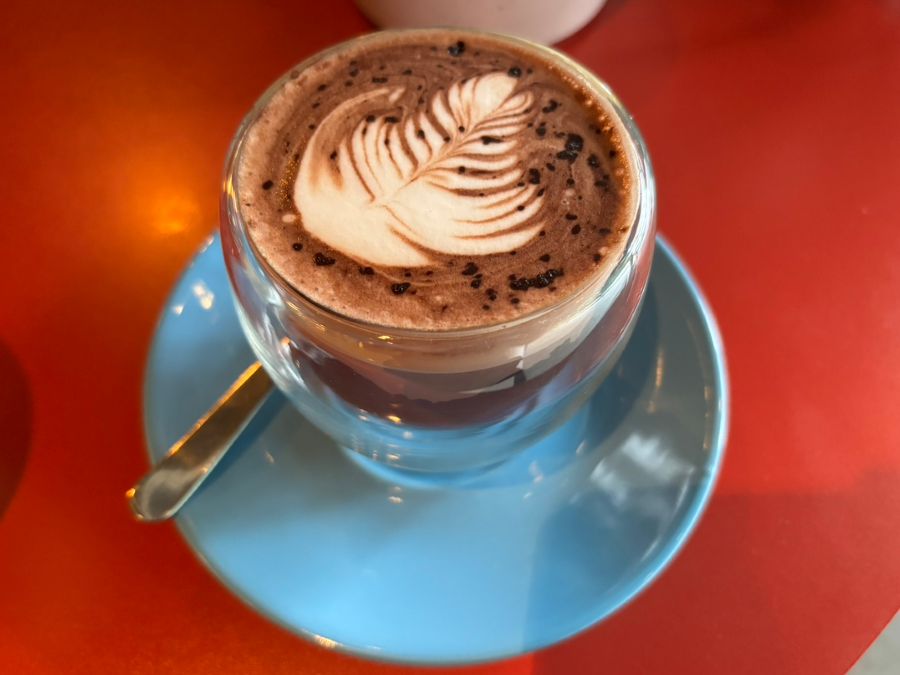 아트가 돋보이는 핫초코