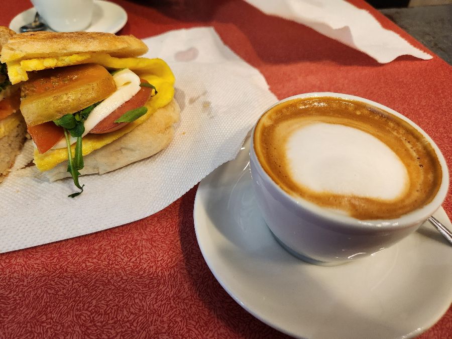 카푸치노와 샌드위치