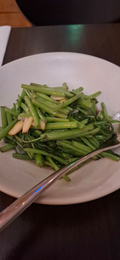 접시에 담긴 마늘 모닝글로리 볶음