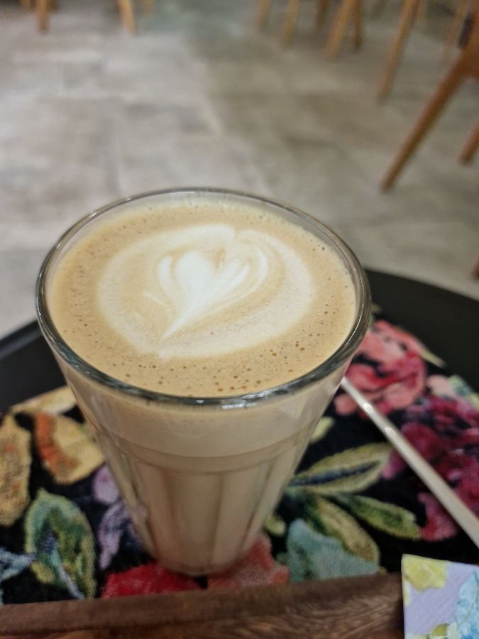 하트 모양 라떼 아트가 인상적인 플랫 화이트