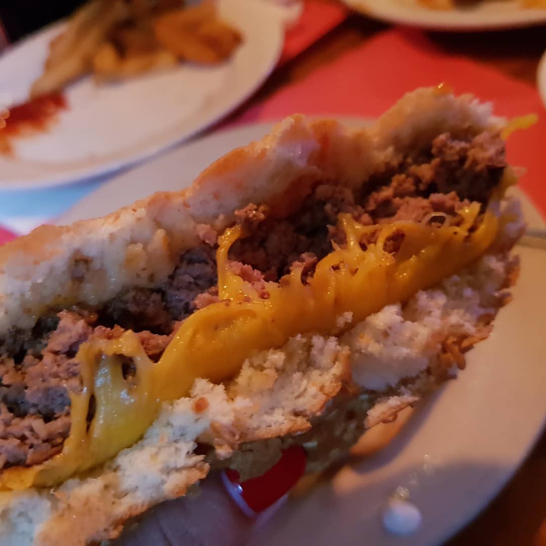 치즈가 듬뿍 들어간 버거